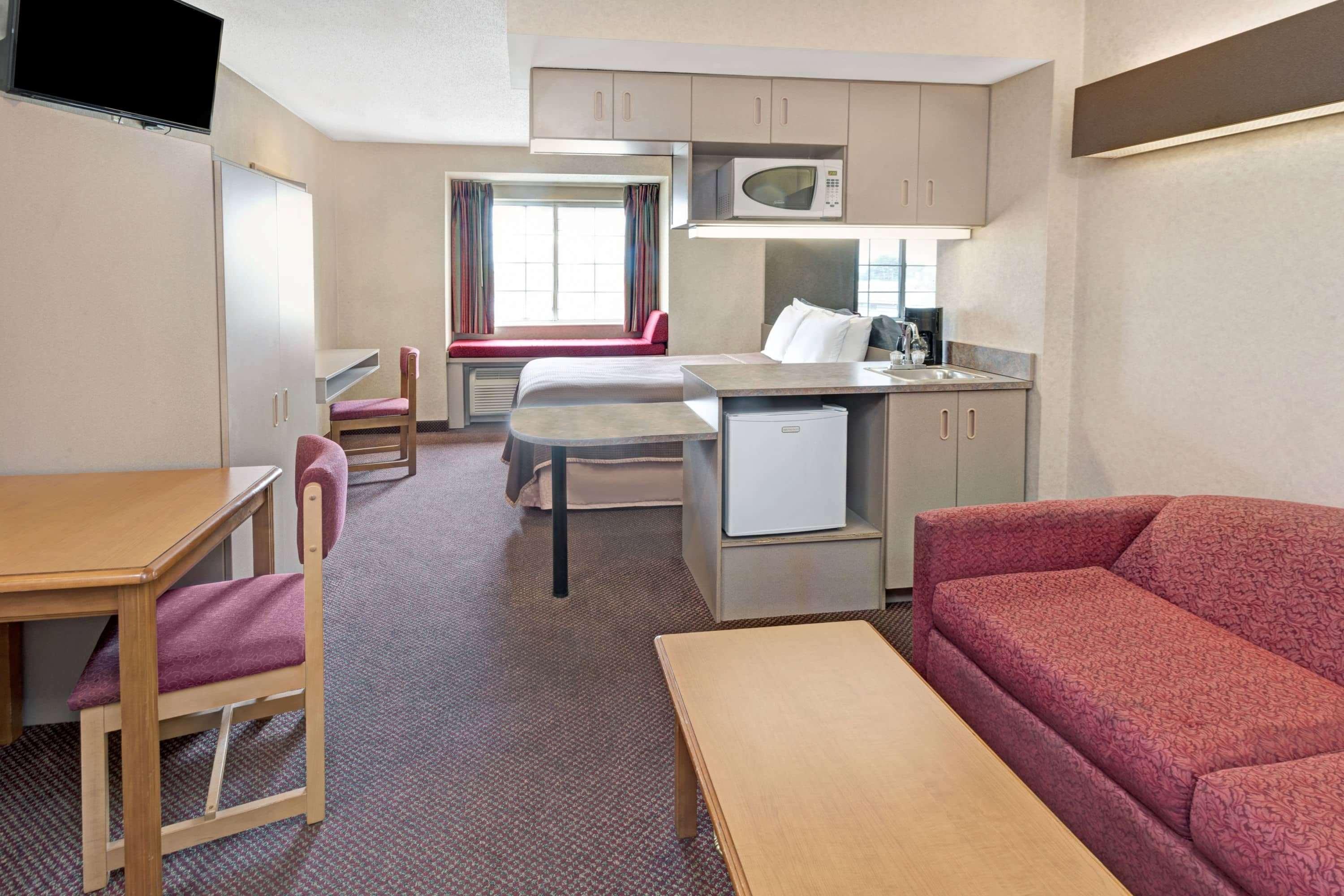Red Lion Inn & Suites Elk Grove Village Exterior photo
